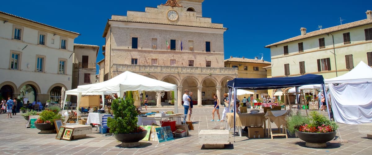 Montefalco que incluye mercados y un parque o plaza