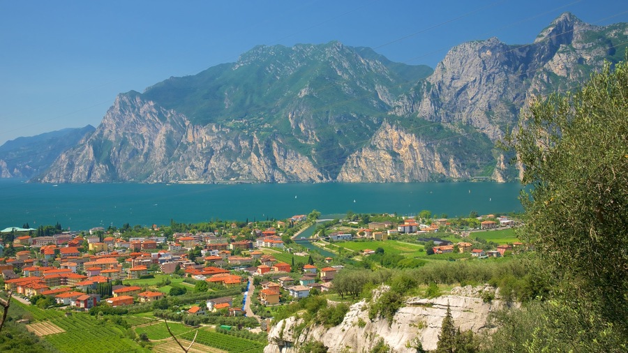 Nago-Torbole ofreciendo montañas y una ciudad