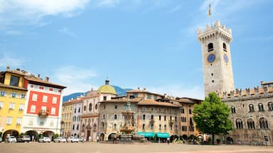 Trento inclusief historische architectuur, een plein en een stad