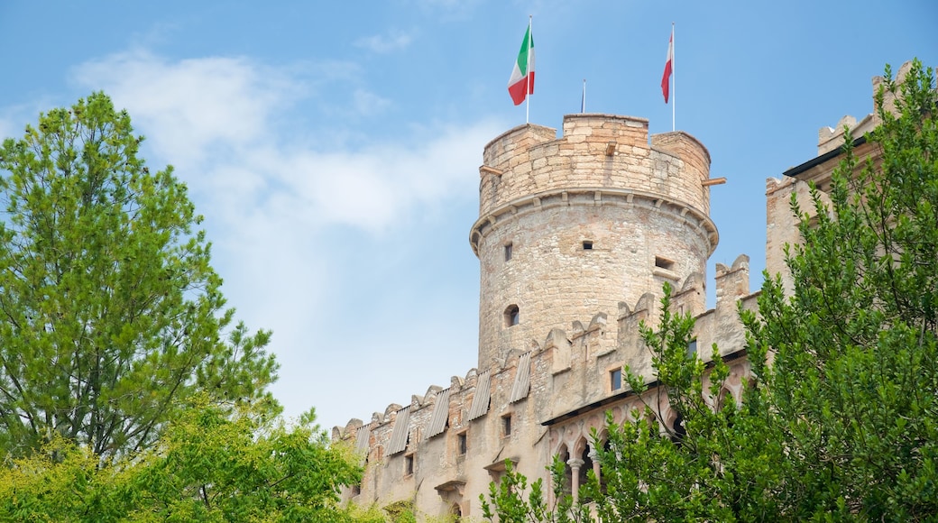 Castello del Buonconsiglio ofreciendo un castillo y arquitectura patrimonial