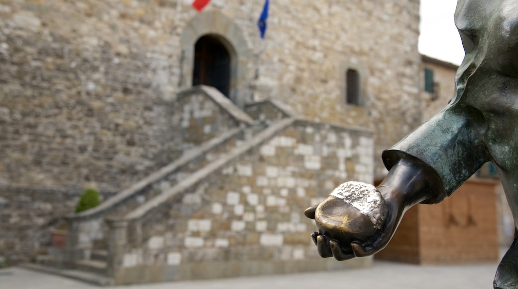 Castellina in Chianti toont historische architectuur en een standbeeld of beeldhouwwerk