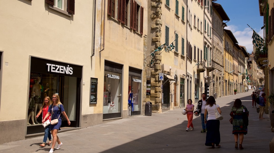 Arezzo aussi bien que petit groupe de personnes