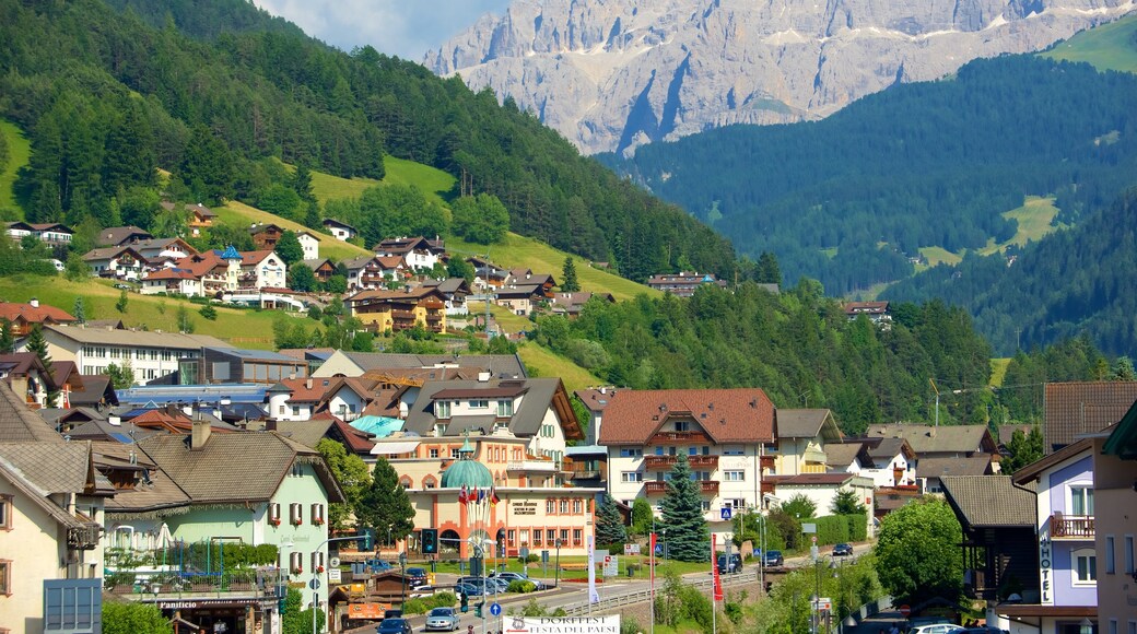 Ortisei que inclui uma cidade e montanhas