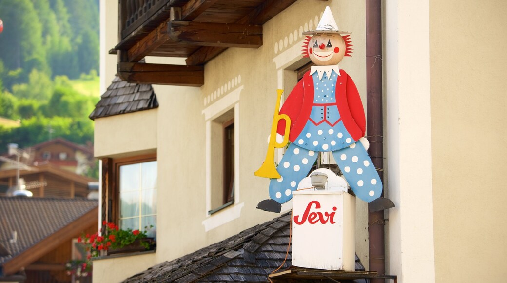 Ortisei que inclui uma estĂĄtua ou escultura