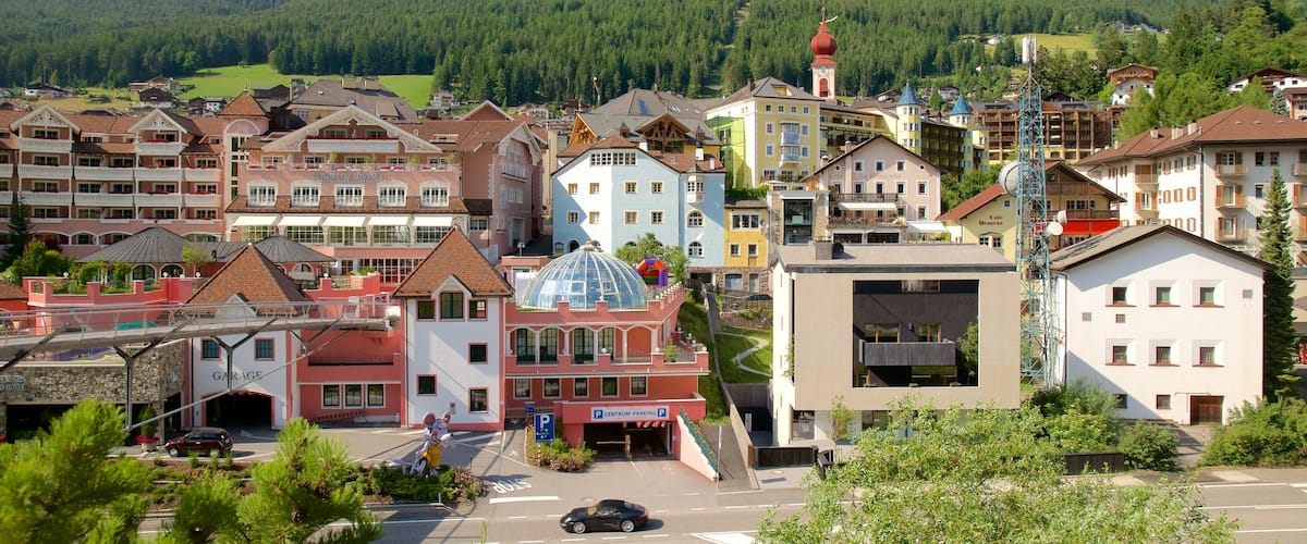 Ortisei featuring pieni kaupunki tai kylä