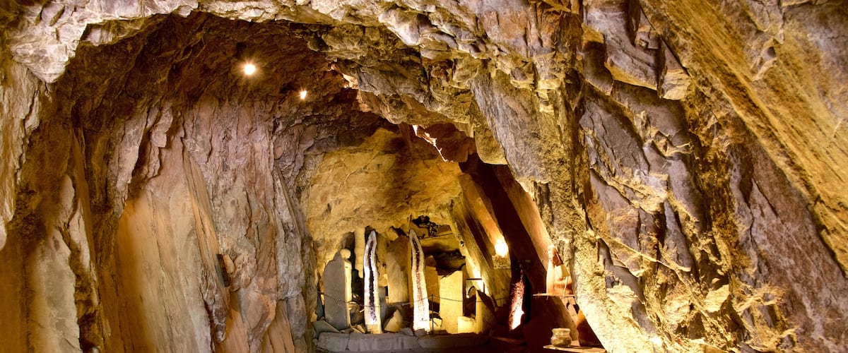 Museo Firmian de la Montaña Messner ofreciendo elementos del patrimonio y cuevas