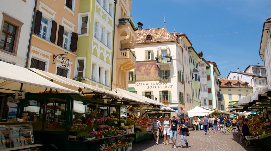 Bolzano que incluye mercados y imágenes de calles y también un pequeño grupo de personas