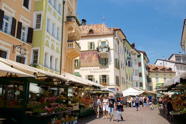 Bolzano montrant scÚnes de rue et marchés aussi bien que petit groupe de personnes