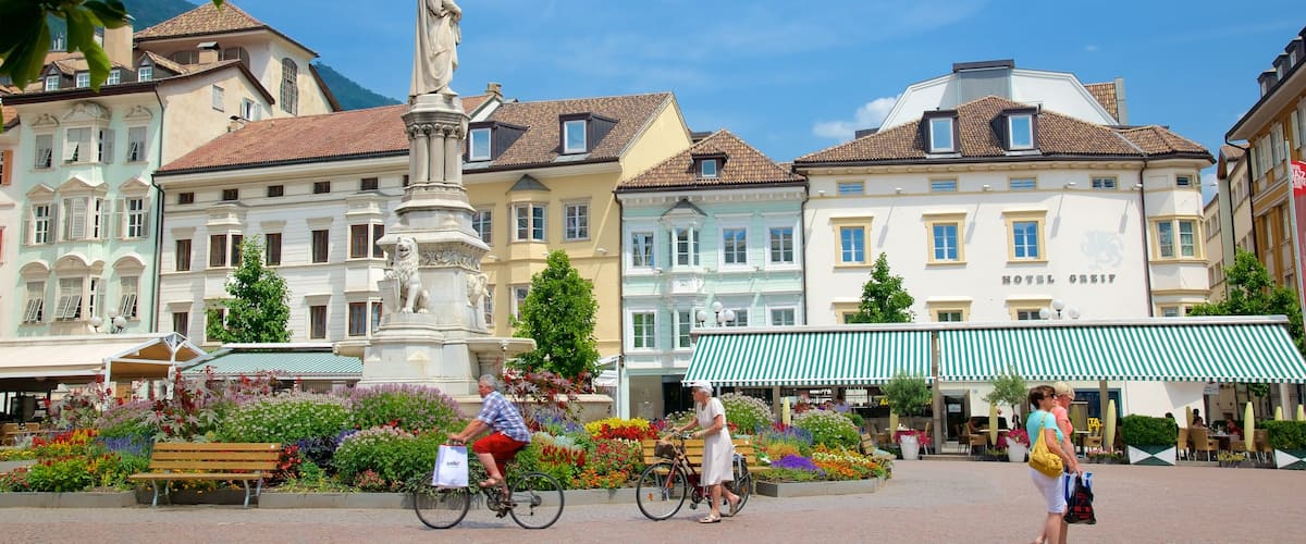Waltherplatz das einen Platz oder Plaza, Fahrradfahren und Statue oder Skulptur