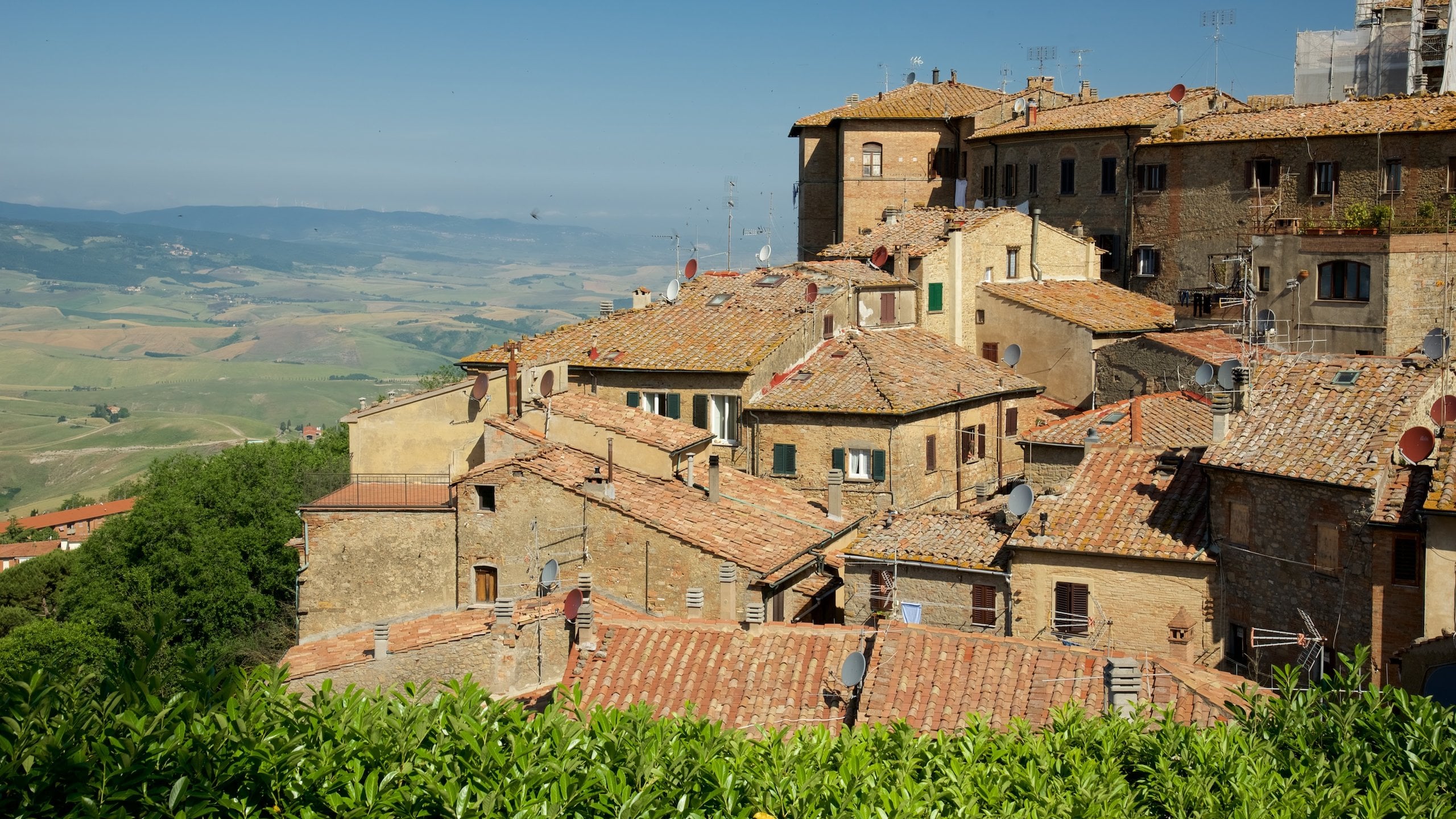 Volterra que incluye una pequeña ciudad o pueblo