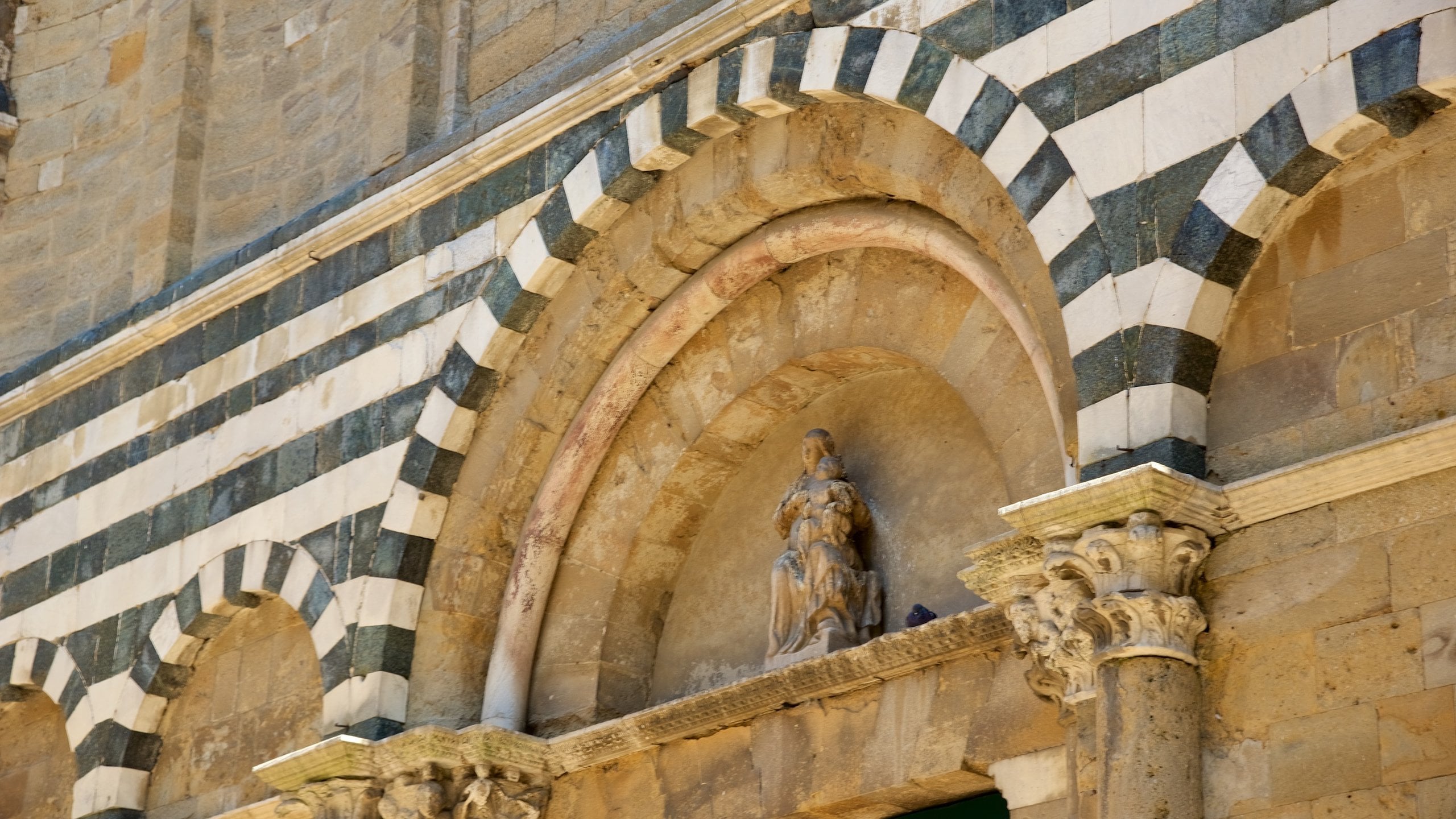 Volterra que incluye elementos religiosos y una estatua o escultura
