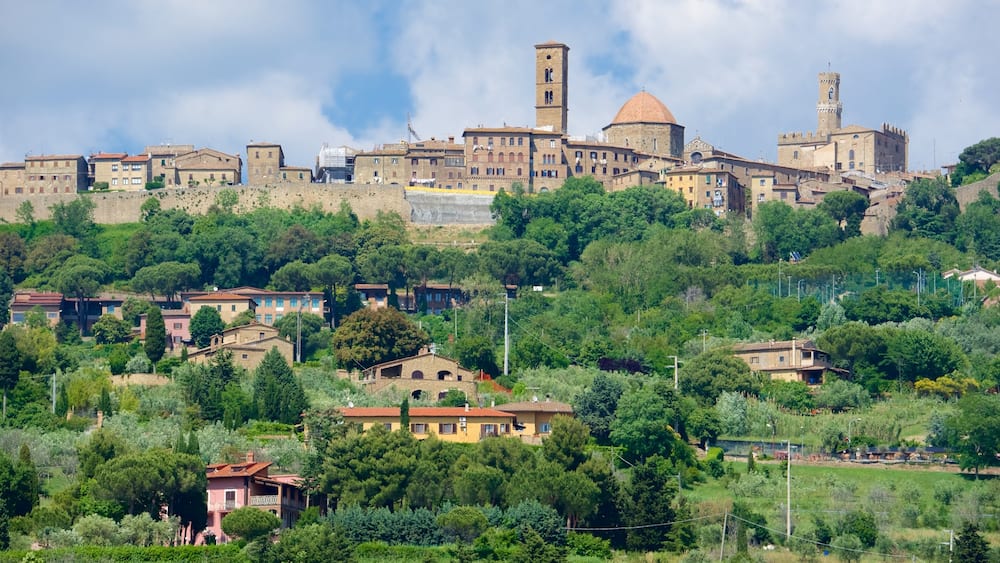 Volterra qui includes patrimoine historique et petite ville ou village