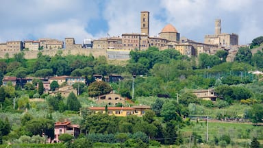 Volterra som inkluderar en liten stad eller by och historiska element