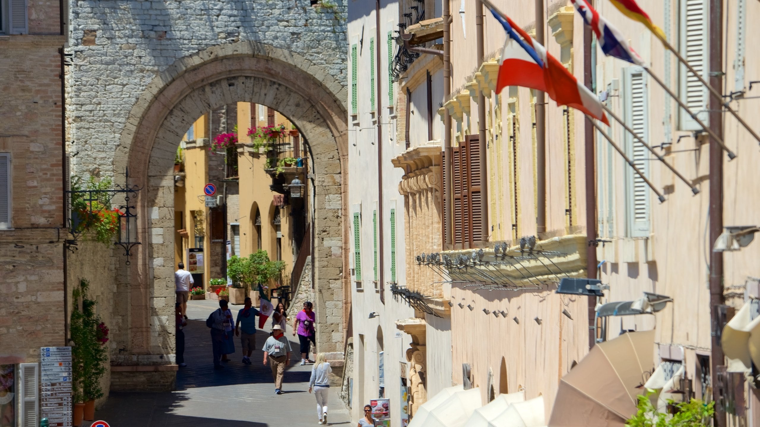 Assisi featuring street scenes as well as a small group of people