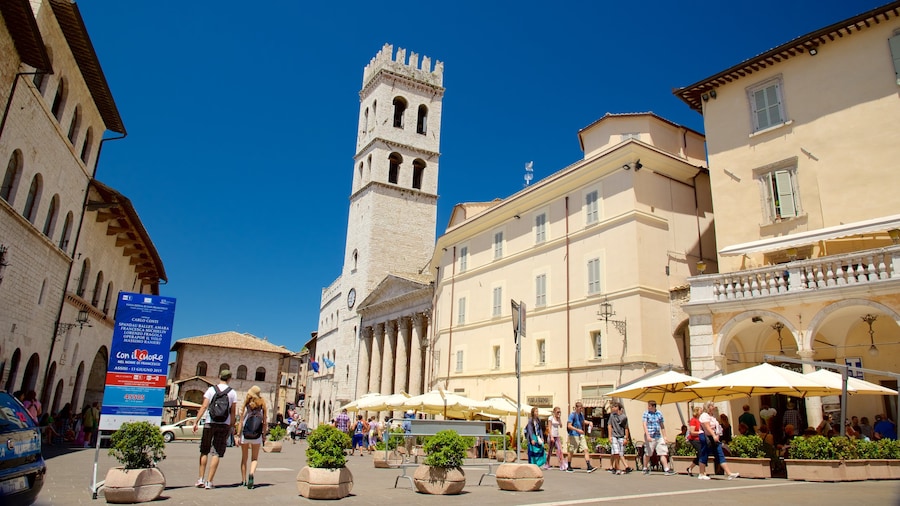 Piazza del Comune das einen historische Architektur, Stadt und Platz oder Plaza