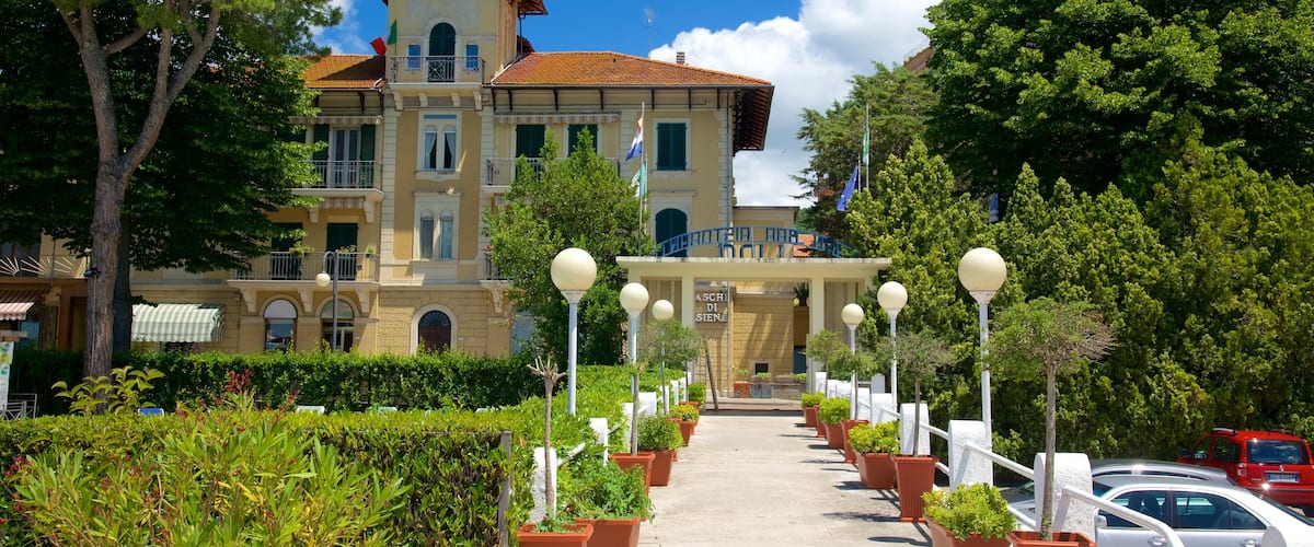 Passignano sul Trasimeno ofreciendo una casa y una pequeña ciudad o pueblo