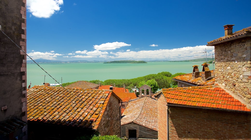 Passignano sul Trasimeno ofreciendo vistas de una costa y un pueblo