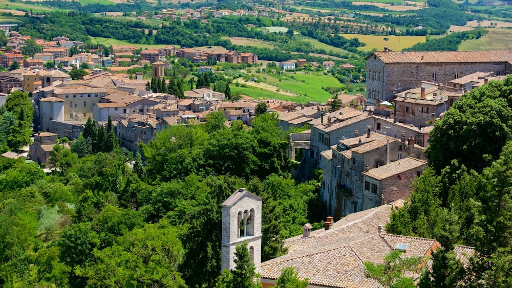 Todi mit einem Landschaften und Kleinstadt oder Dorf