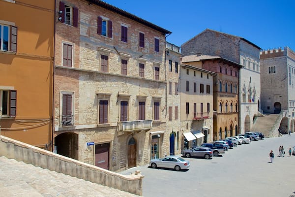 Todi featuring a city, heritage architecture and street scenes