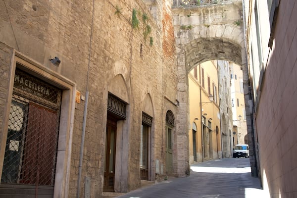 Porta Catena which includes a small town or village, heritage architecture and street scenes