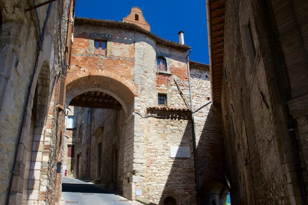 Porta Aurea which includes street scenes, a small town or village and heritage architecture