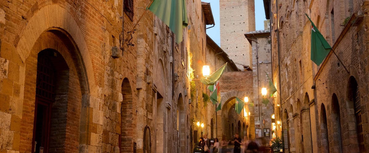 San Gimignano mettant en vedette scĂšnes de nuit, scĂšnes de rue et patrimoine architectural