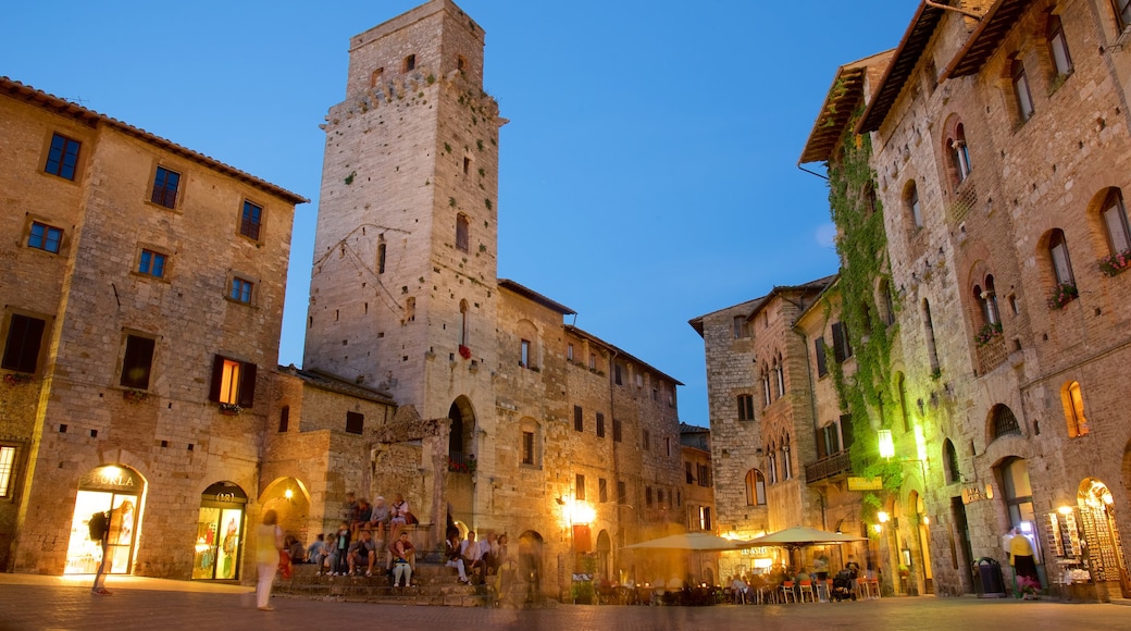 Piazza della Cisterna que incluye arquitectura patrimonial, restaurantes y escenas de café