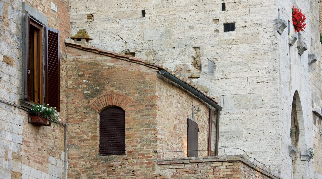 Piazza della Cisterna welches beinhaltet historische Architektur