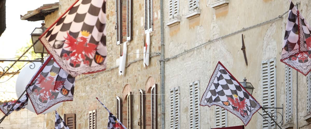San Quirico d\'Orcia mostrando uma cidade pequena ou vila e arquitetura de patrimônio