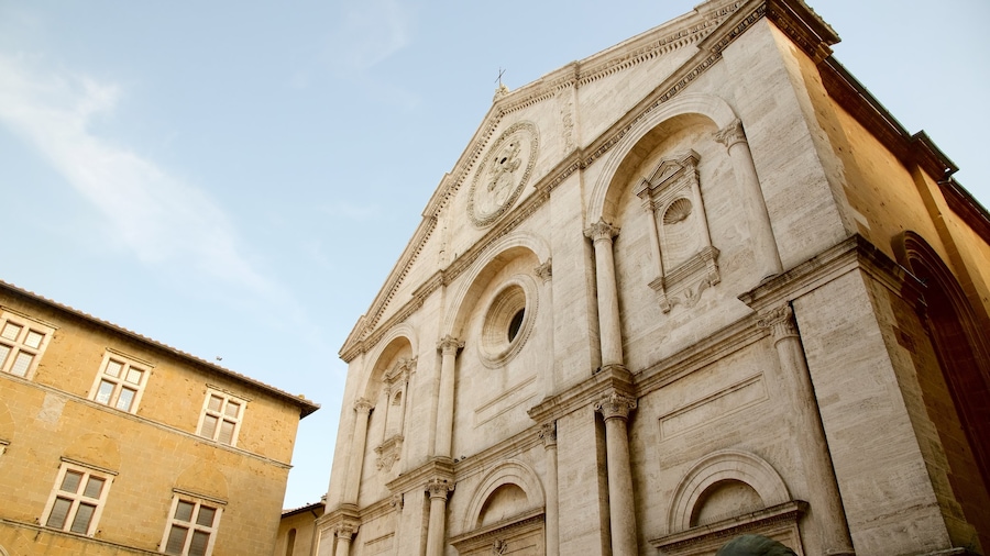 Katedralen i Pienza som inkluderar historisk arkitektur