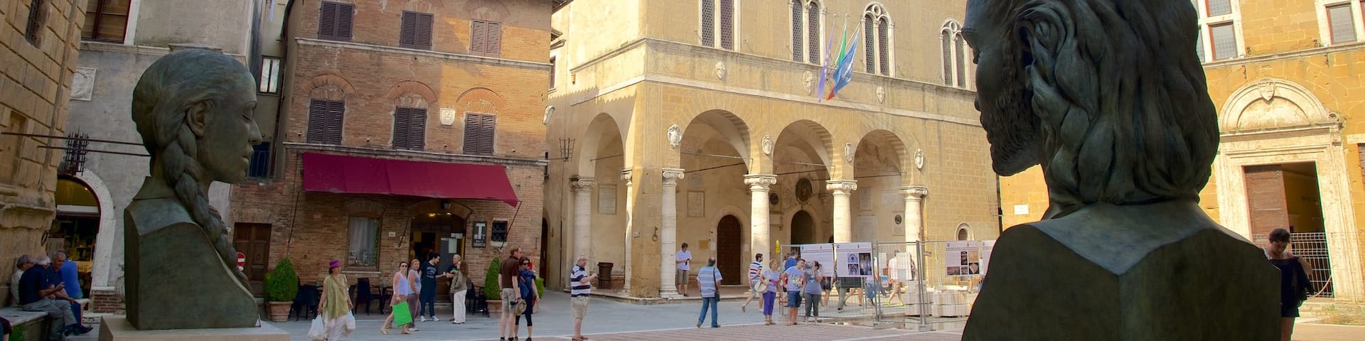 Pienza showing a small town or village, a monument and heritage architecture