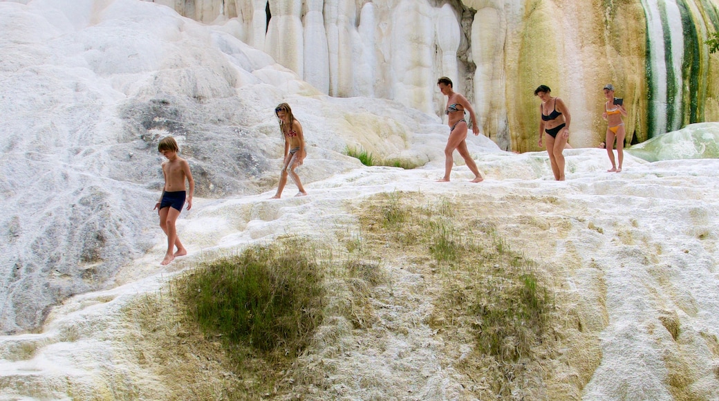 Bagni San Filippo cosi come un piccolo gruppo di persone