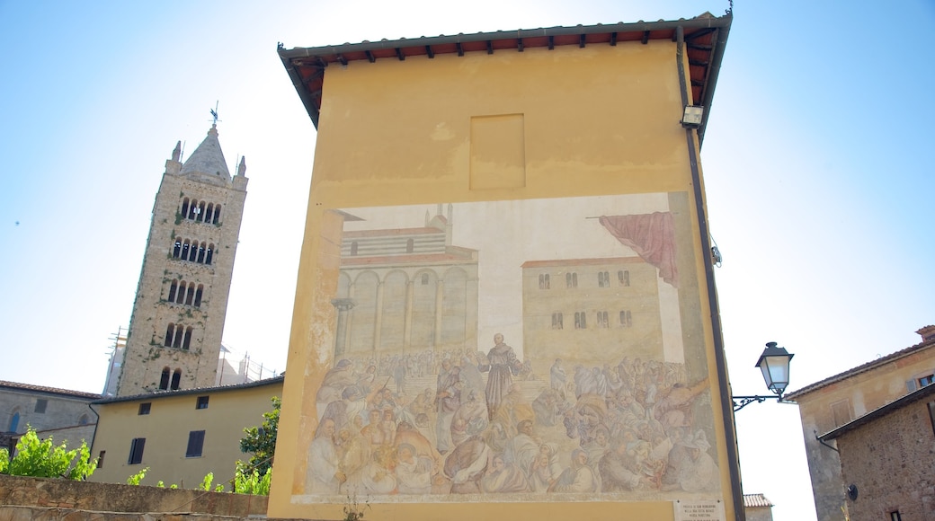 Massa Marittima showing heritage architecture and outdoor art