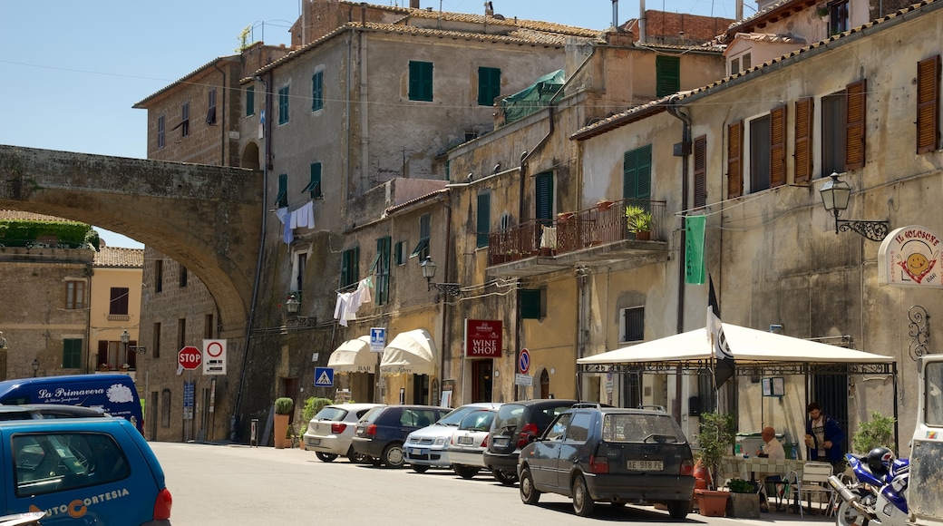 Pitigliano mettant en vedette sortie au restaurant, petite ville ou village et patrimoine architectural