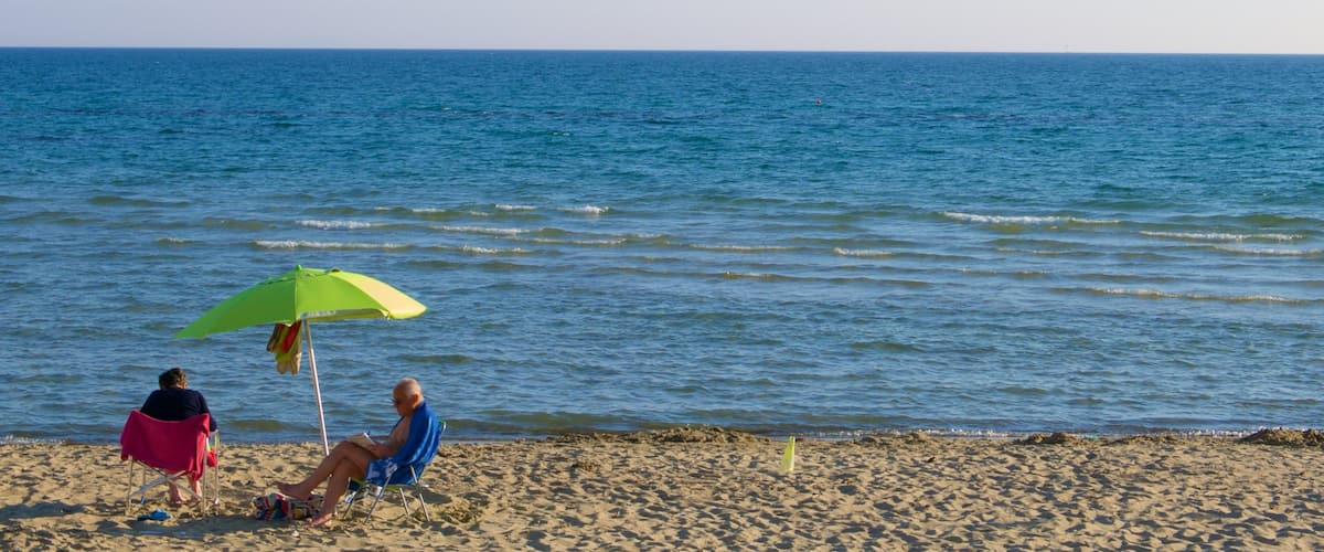 Follonica welches beinhaltet Strand sowie Paar