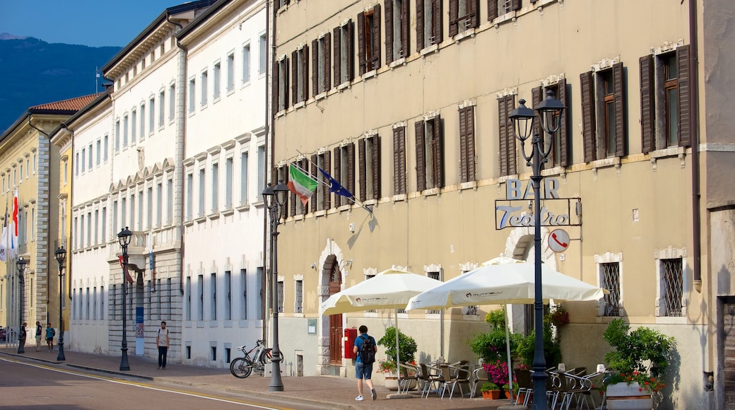 Rovereto mit einem Straßenszenen, historische Architektur und Café-Lifestyle