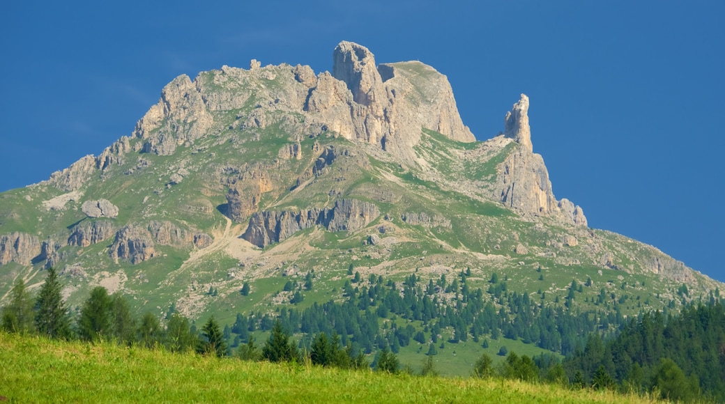 Moena mit einem Berge und Landschaften