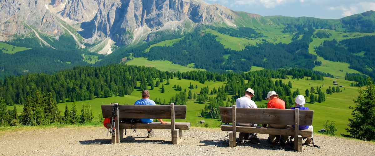 Alpe di Siusi ofreciendo escenas tranquilas y vistas de paisajes y también un pequeño grupo de personas