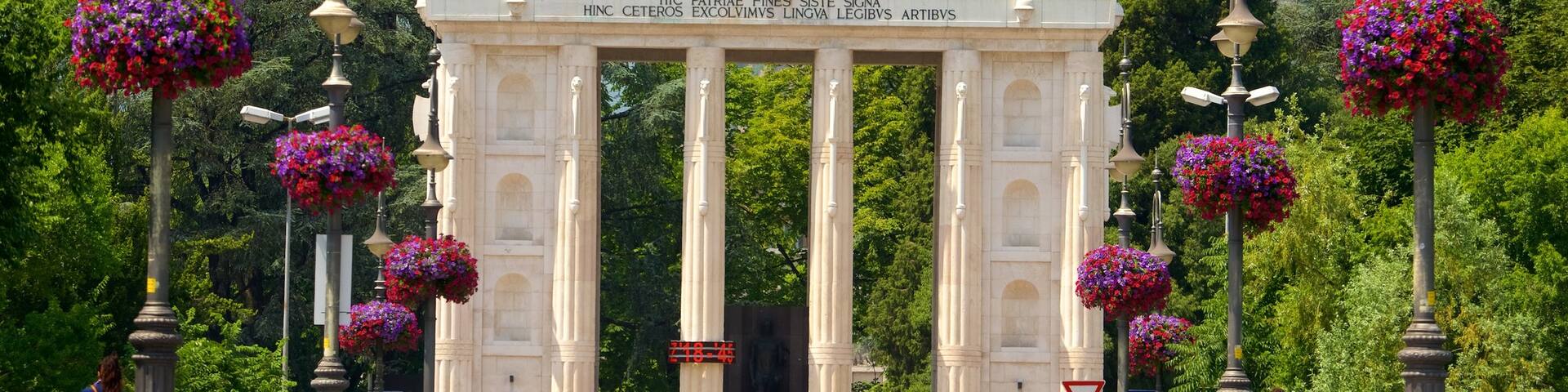 Victory Monument which includes street scenes, a monument and flowers
