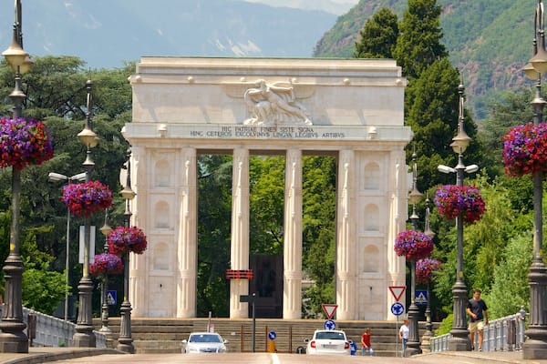 Monument de la victoire montrant scĂšnes de rue, monument et fleurs