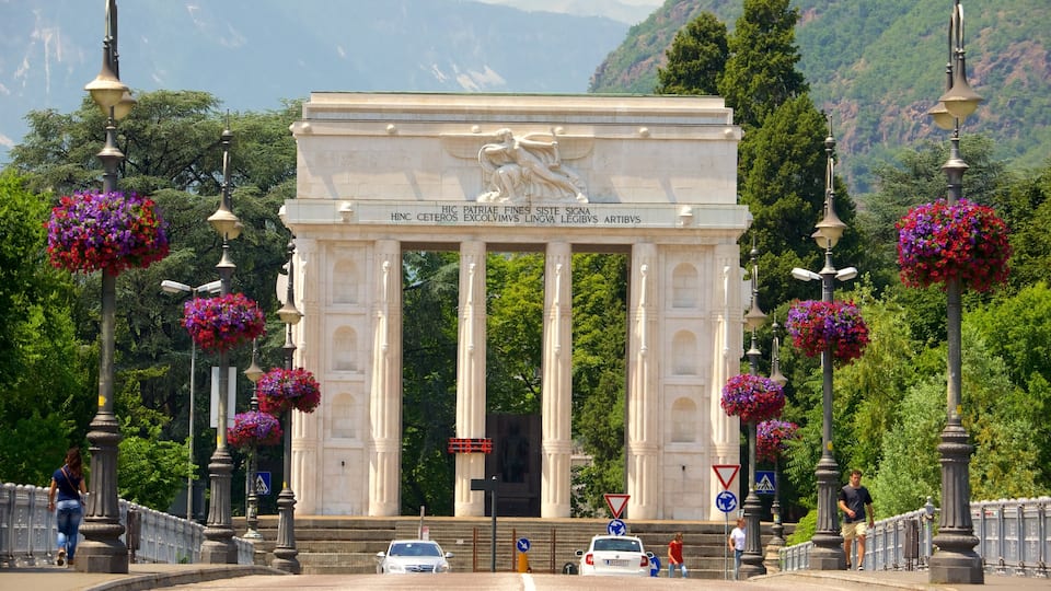 Victory Monument which includes street scenes, flowers and a monument