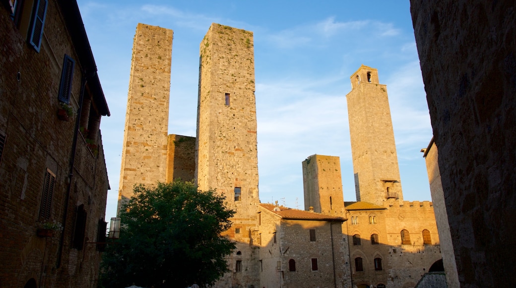 Piazza delle Erbe ofreciendo patrimonio de arquitectura