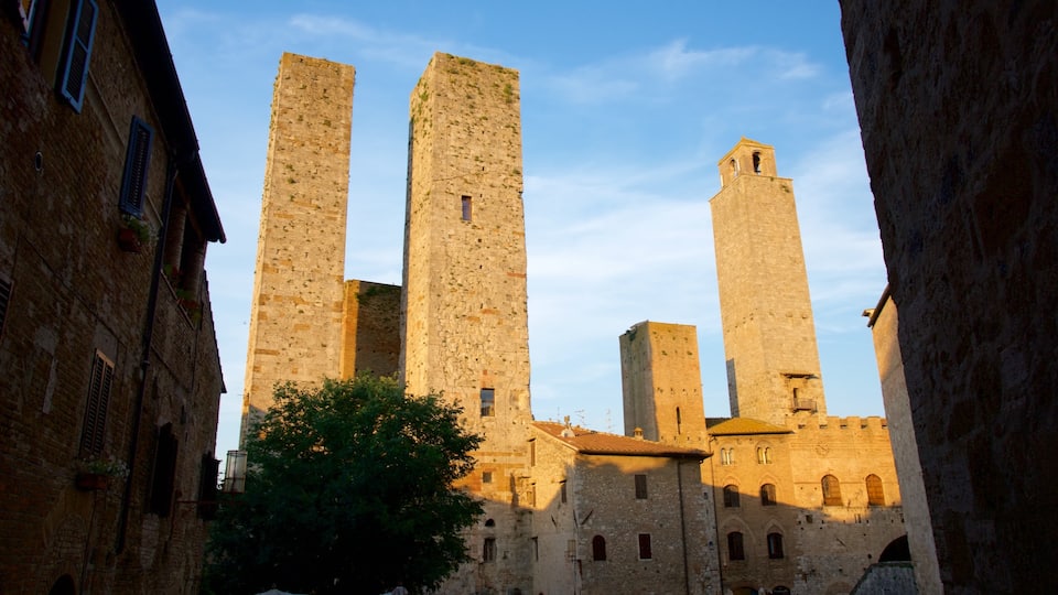 Piazza delle Erbe montrant patrimoine architectural