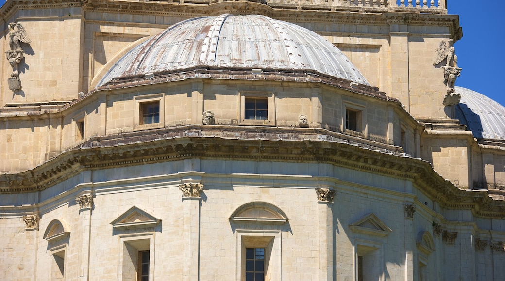 Santa Maria della Consolazione mostrando aspectos religiosos e uma igreja ou catedral