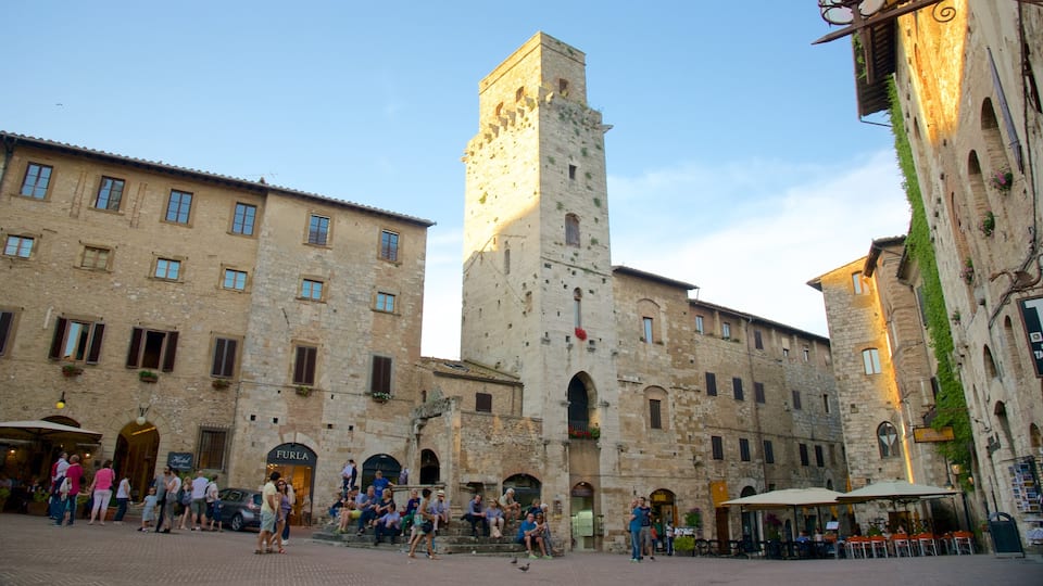 Piazza della Cisterna montrant scĂšnes de rue, square ou place et patrimoine architectural
