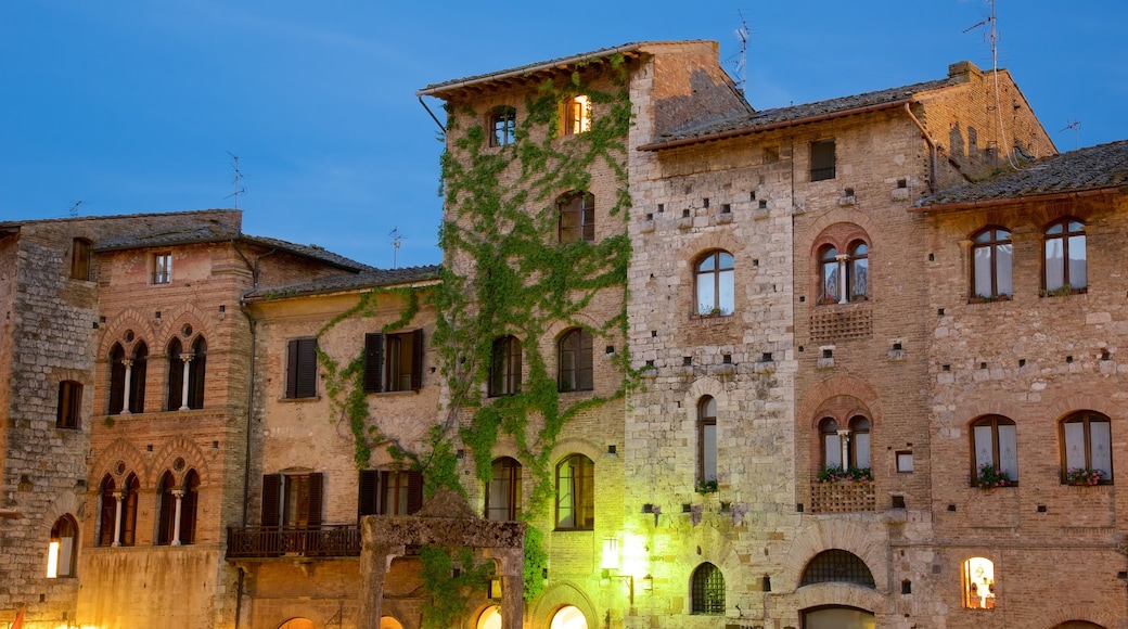 Piazza della Cisterna featuring heritage architecture