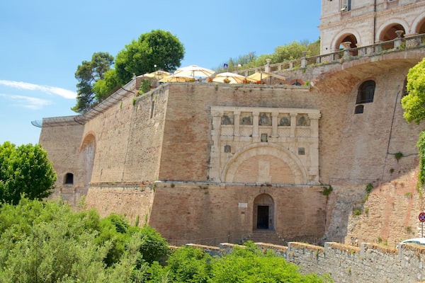 Rocca Paolina som inkluderar historisk arkitektur