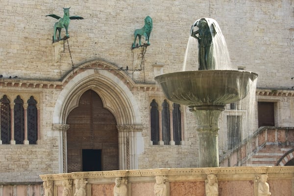 Fontana Maggiore som inkluderar historisk arkitektur, en fontÀn och en staty eller skulptur