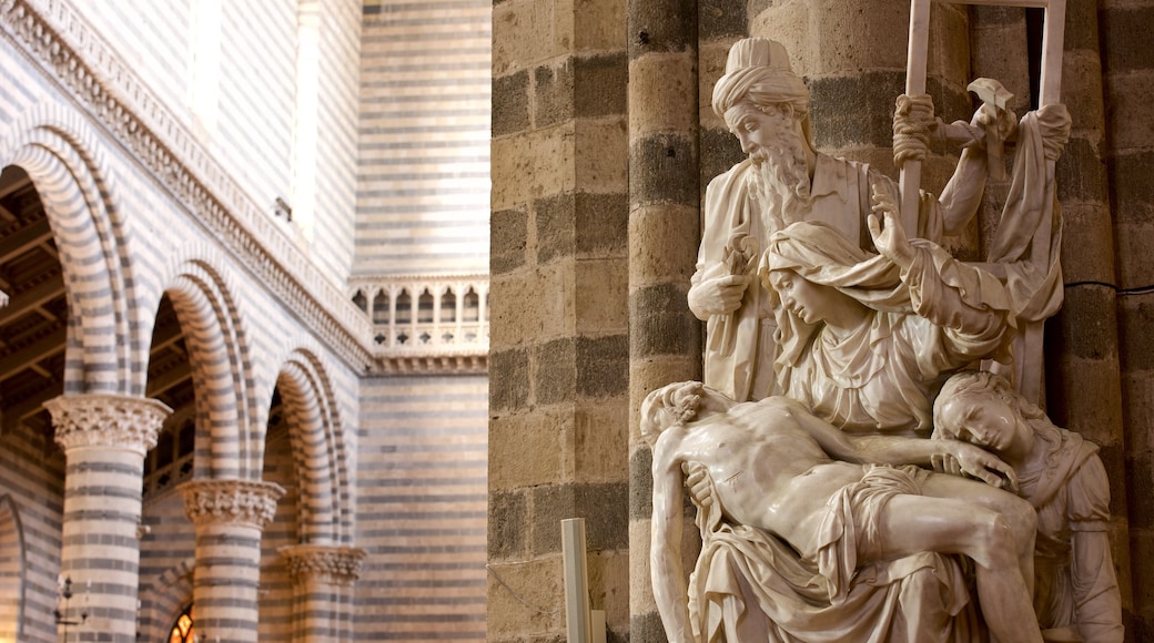 Duomo di Orvieto som inkluderar en kyrka eller katedral, historisk arkitektur och religiösa aspekter