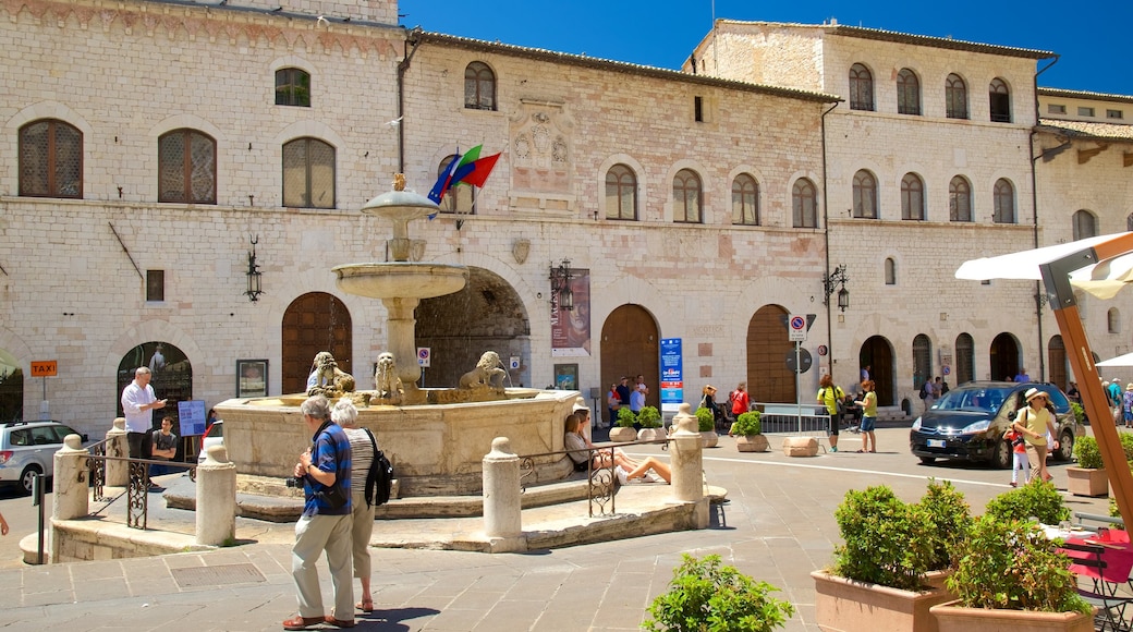 Piazza del Comune showing a square or plaza, a fountain and a city